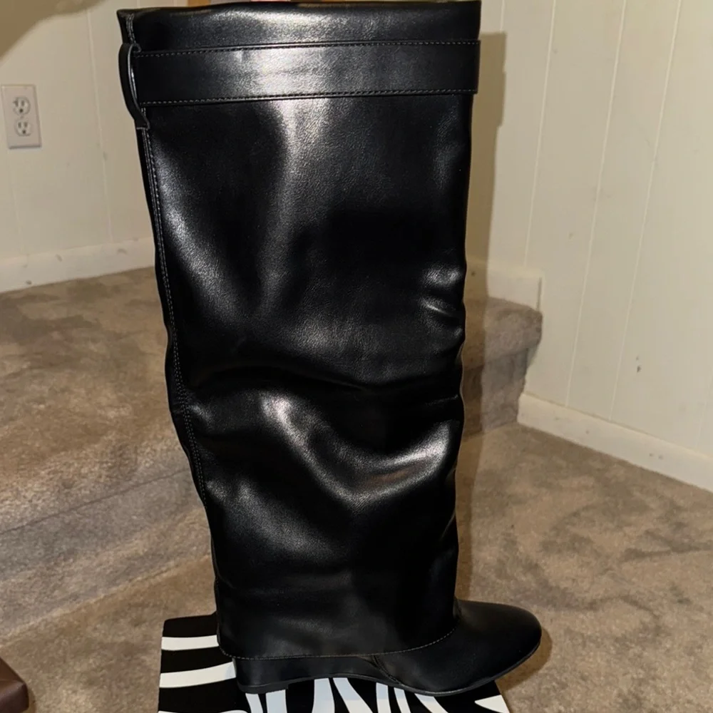 Black Knee-High Leather Boots - Picture 3 of 8